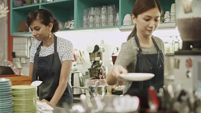 在吉隆坡咖啡店工作的亚洲女性