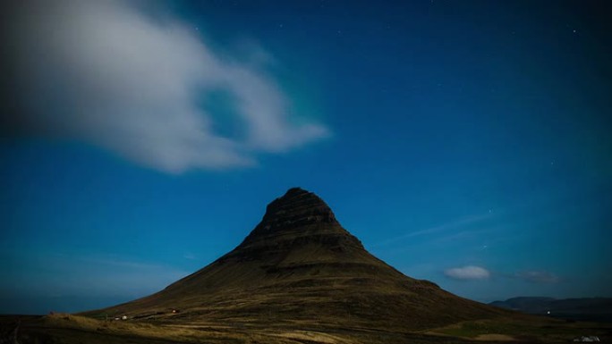 冰岛柯克朱费尔山上北极光的时差