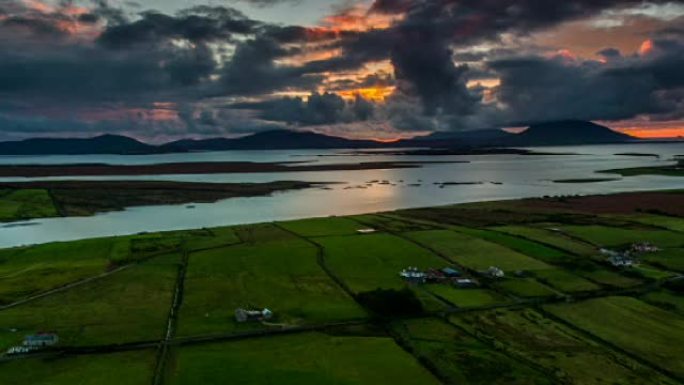 日落时爱尔兰拼凑景观的空中