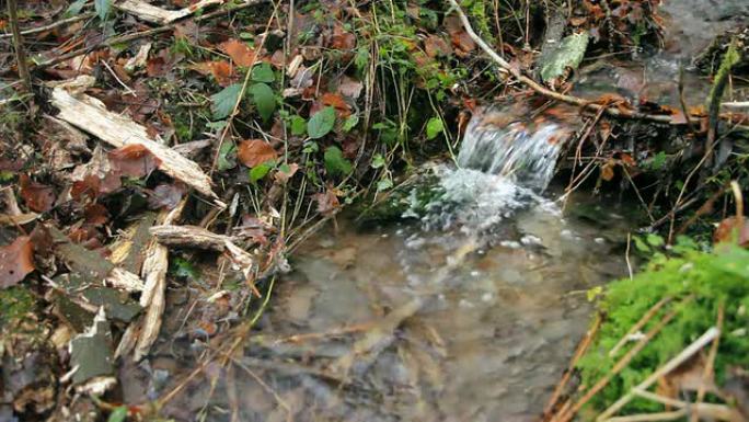 小瀑布缓缓流淌潺潺小溪