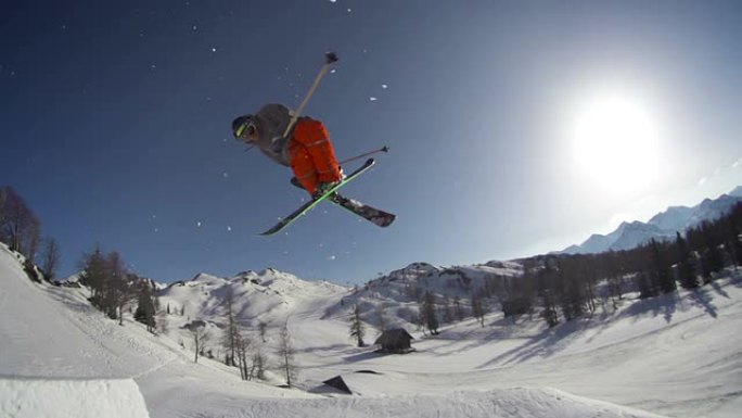 自由式滑雪运动员在雪地公园表演技巧