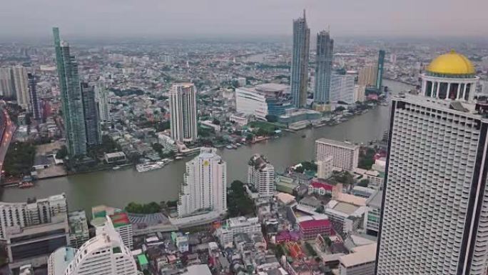 曼谷市对湄南河，BTS天空列车和塔克辛大桥的空中射击