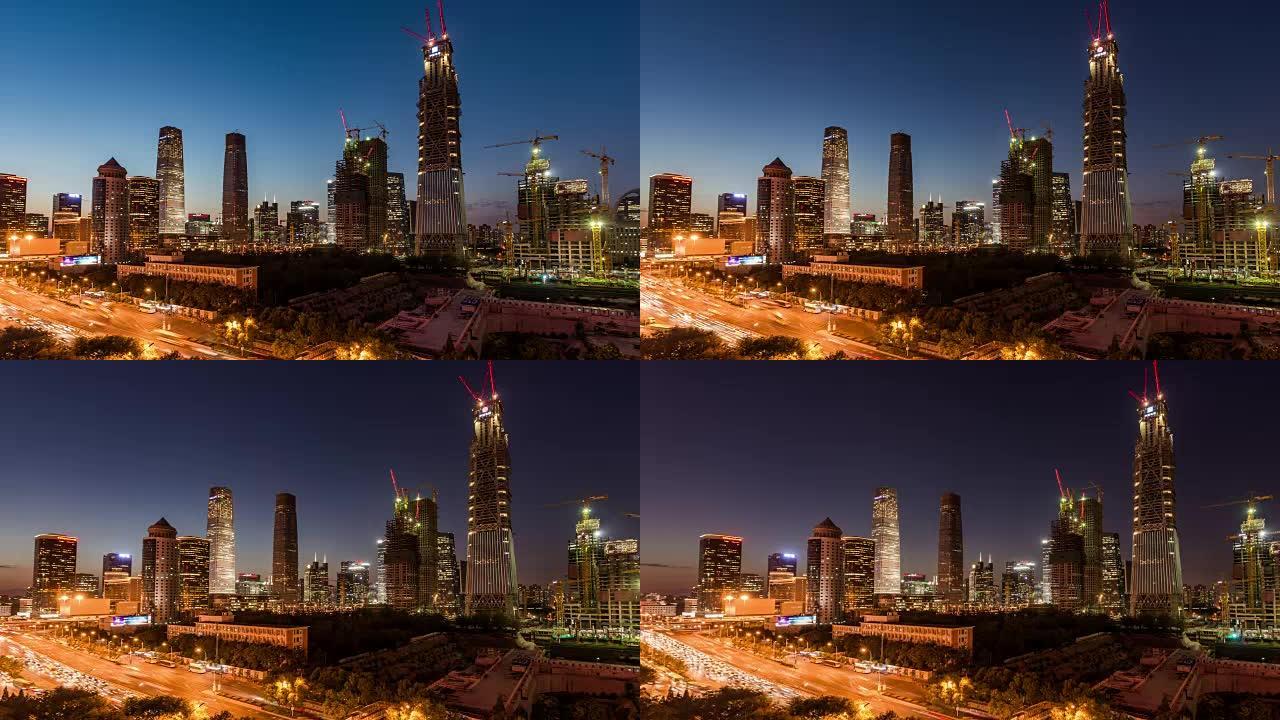 T/L WS LA RL PAN照明摩天大楼和带起重机的大型建筑工地，黄昏到夜晚的过渡/中国北京