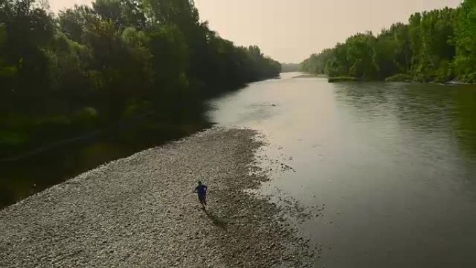 早上在河边进行空中慢跑