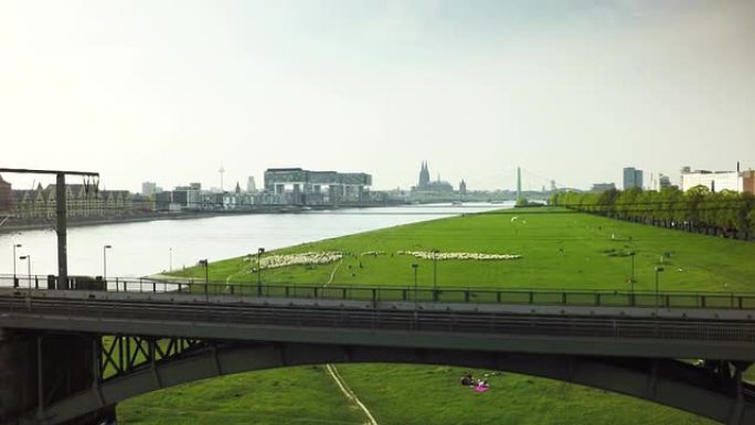莱茵河与科隆天际线