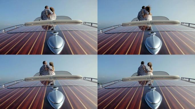 情侣在游艇上开车情侣在游艇上开船