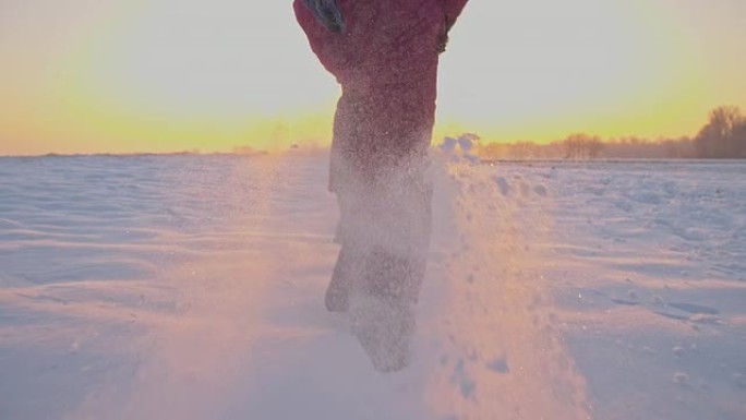 雪中奔跑的SLO MO女孩