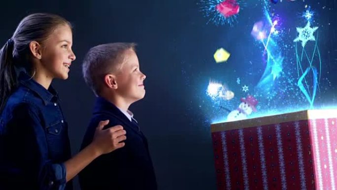 兄妹开启圣诞礼物两个儿童女孩男孩开心