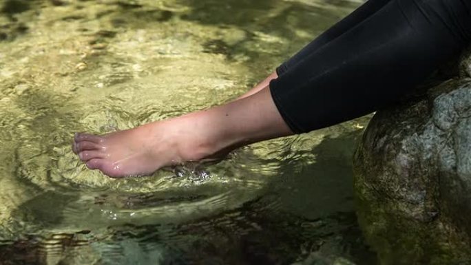 赤脚在水中赤脚在水中放松洗脚