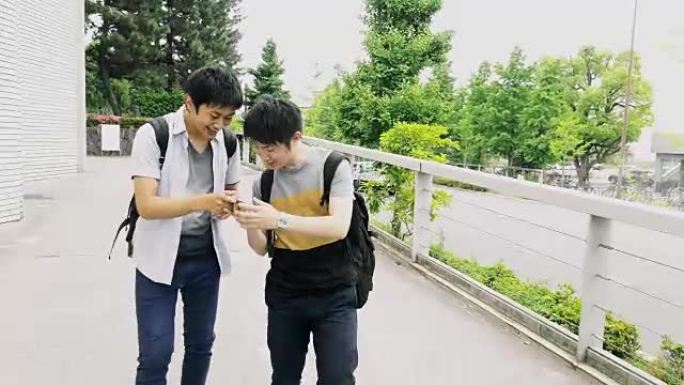 MS日本学生在人行道上行走时使用智能手机