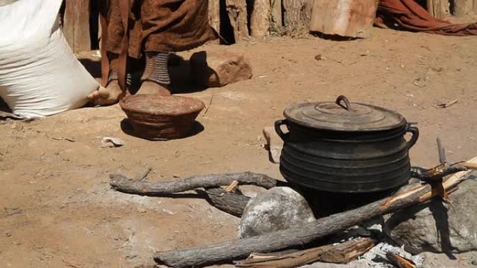 CU Himba女人在明火上做饭