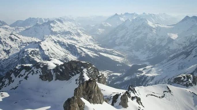 直升机飞越白雪皑皑的山脉