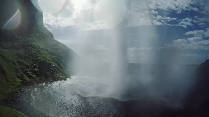 冰岛景观。斯科加瀑布。阳光产生透镜耀斑