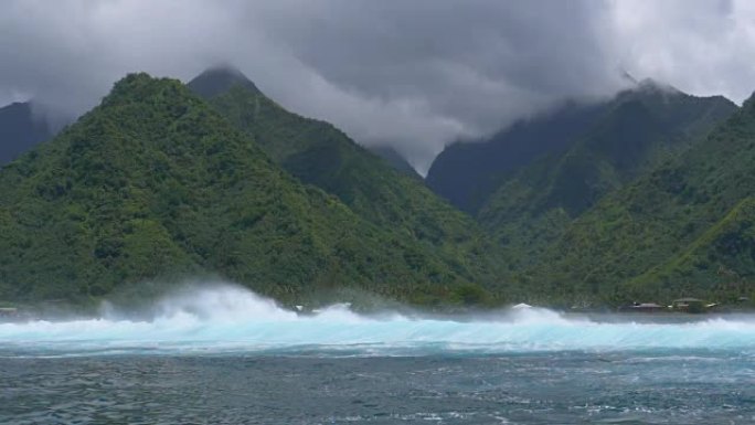 慢动作: 巨大的危险海浪冲向一个热带小岛。