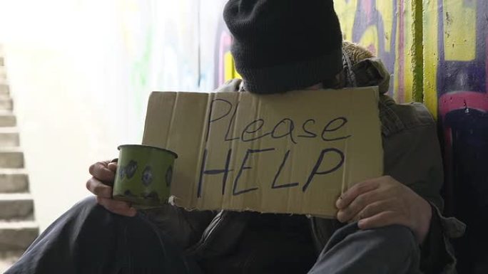 高清多莉: 无家可归的人乞求帮助
