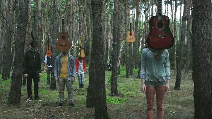 森林里的青少年。