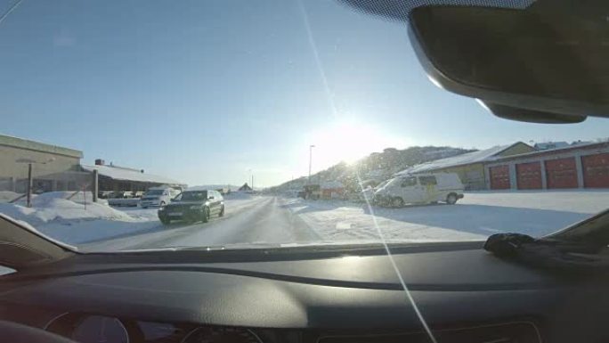 POV开车穿过一个小镇Kirkenes