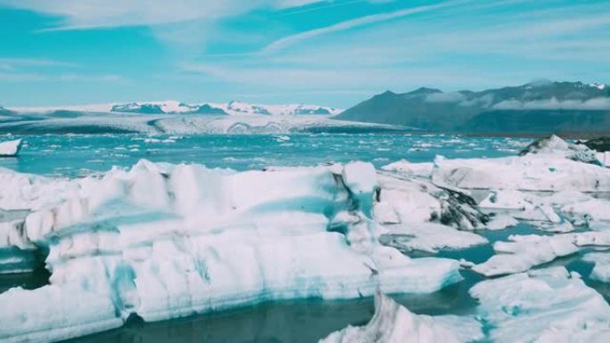 冰岛美丽的蓝色冰川泻湖与巨大冰山的鸟瞰图