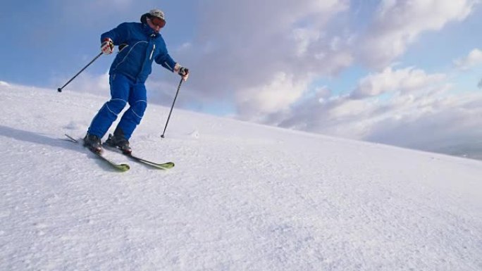 SLO MO滑雪者在滑雪坡上雕刻