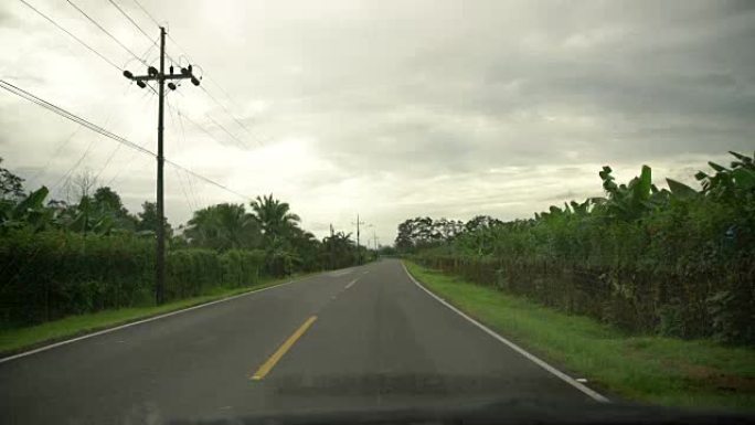 POV在哥斯达黎加农村的某个地方开车
