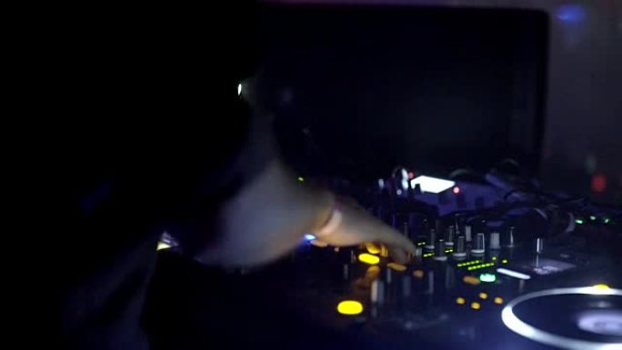 DJ在俱乐部混合音乐