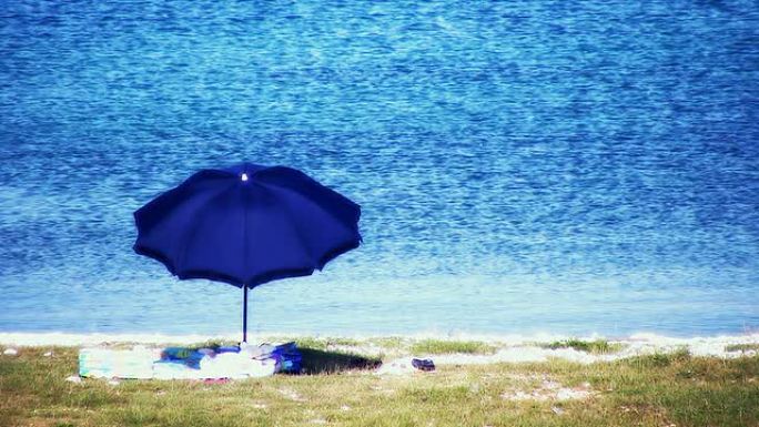 高清：海滩场景与遮阳伞和毛巾