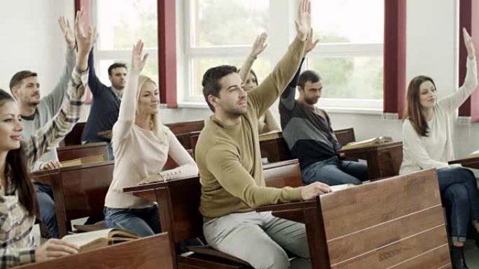 教室里的学生教室里的学生大学生举手表决