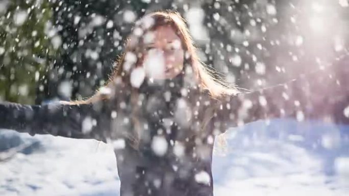 女人向空中扔雪扔雪
