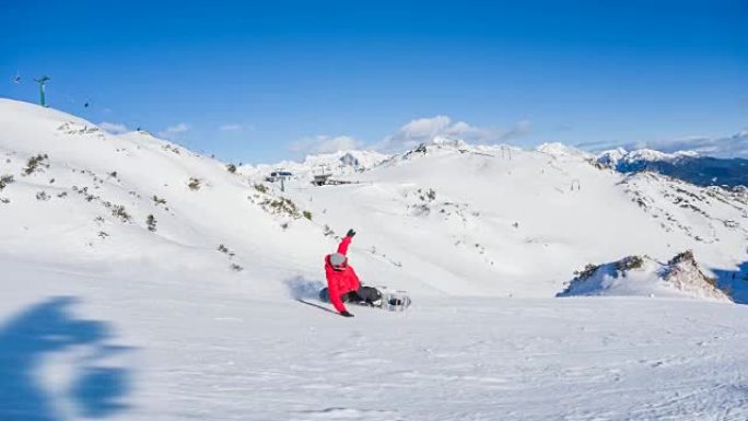 滑雪者在滑雪坡上雕刻，喷洒积雪