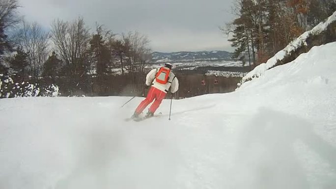 HD慢速运动：在滑雪板后面滑雪