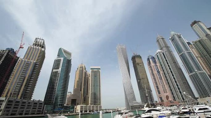 迪拜码头周围的摩天大楼
