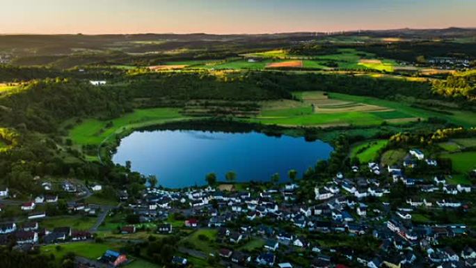 乡村景观的空中，村庄紧挨着一个湖-德国的沙尔克·梅雷纳·马尔 (Schalke mehrener M