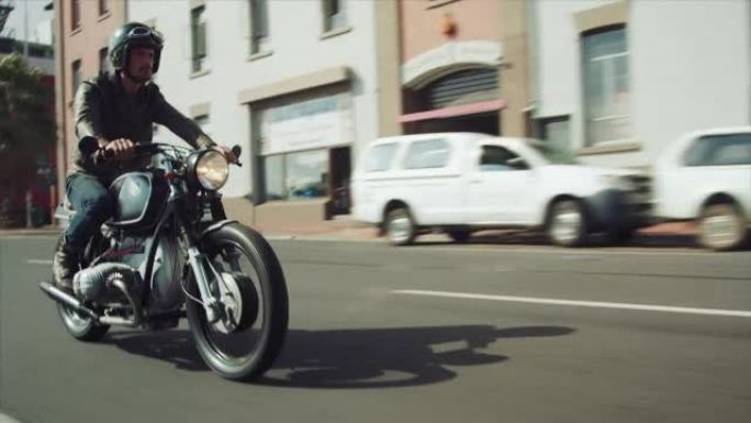男子骑着摩托车穿过城市
