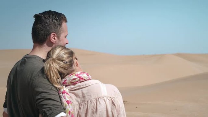 沙漠中的情侣