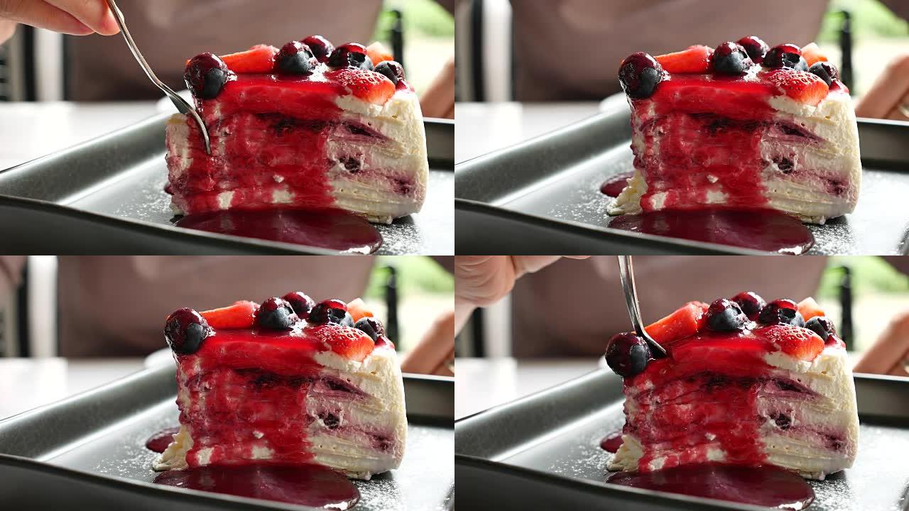 蓝莓芝士蛋糕配草莓酱