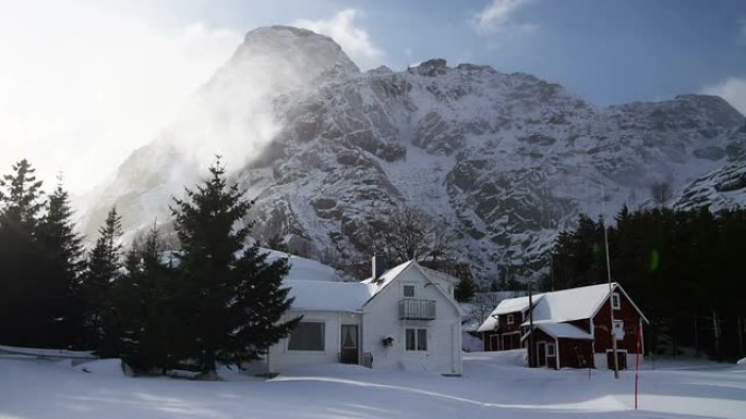 白雪覆盖的房子雪山脚下田园风光清晨早晨