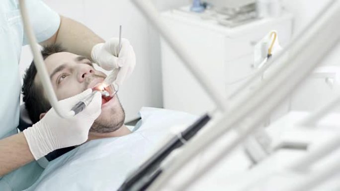 牙医的年轻人医院仪器手术室牙科手术种植