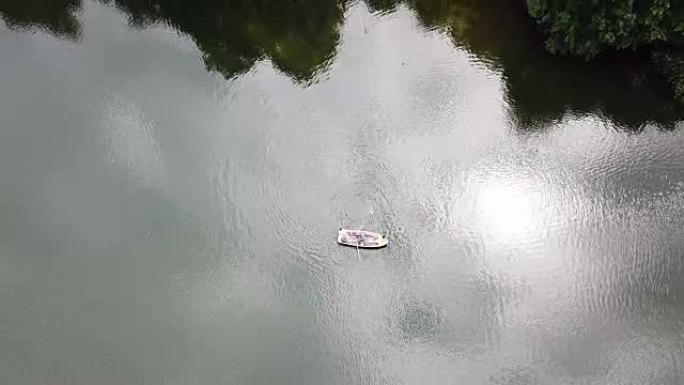 在湖中划船的女性朋友的无人机视图