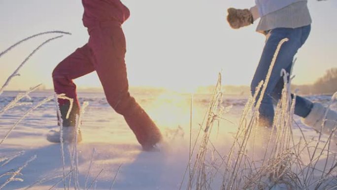 SLO MO人们在雪地里跋涉