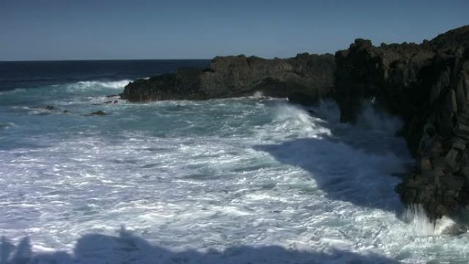 原始海洋大海边浪花海岛拍打石头礁石