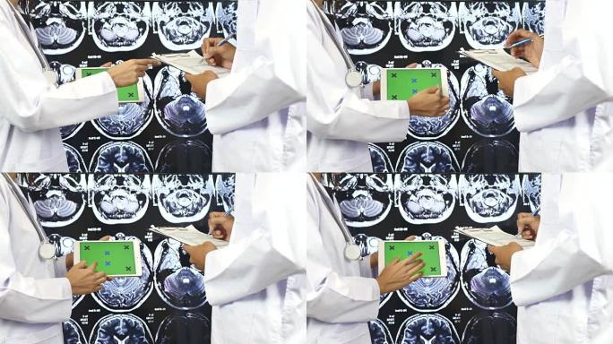 医生在数字平板电脑上向另一位医生解释绿屏，绿屏