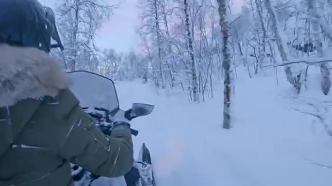 POV骑着雪地摩托穿过白雪皑皑的森林
