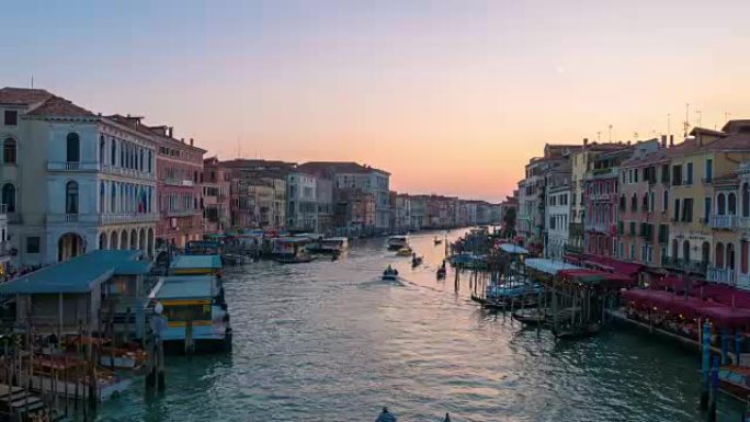 日落时五颜六色的威尼斯城
