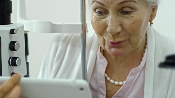 医生在数字平板电脑上向患者显示眼科检查结果