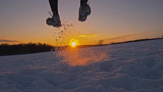 SLO MO运动员在雪地里跳跃