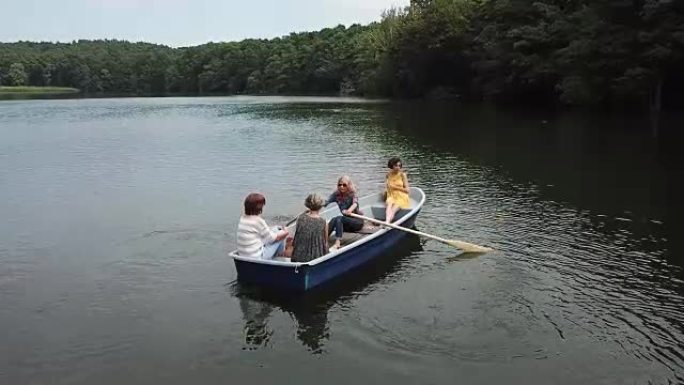 女人一边在湖里划船一边聊天