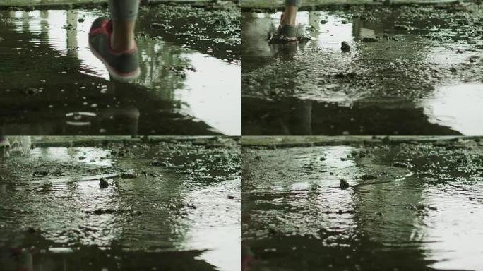 在水中奔跑的年轻女子