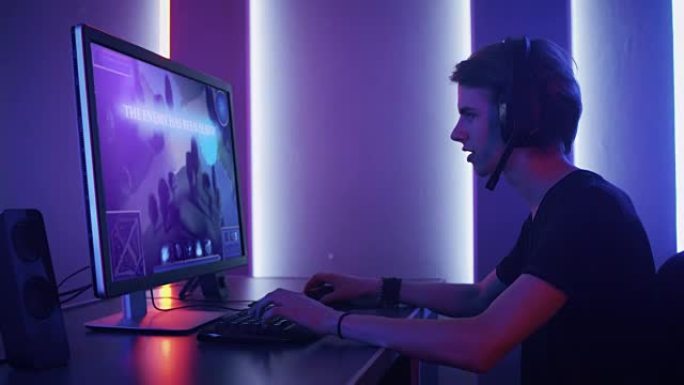 职业玩家在他的个人计算机上玩MMORPG战略在线视频游戏的弧光。复古拱廊风格的霓虹灯点亮的房间。在线