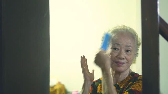 在家化妆和发型奶奶梳头发老年人整理头发白