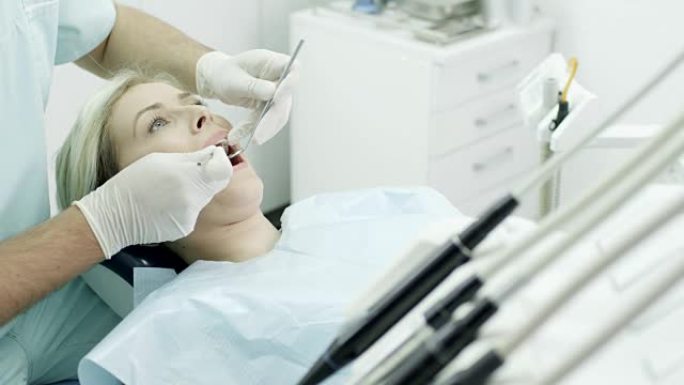 牙医的年轻女子蛀牙患者医护人员简洁风格